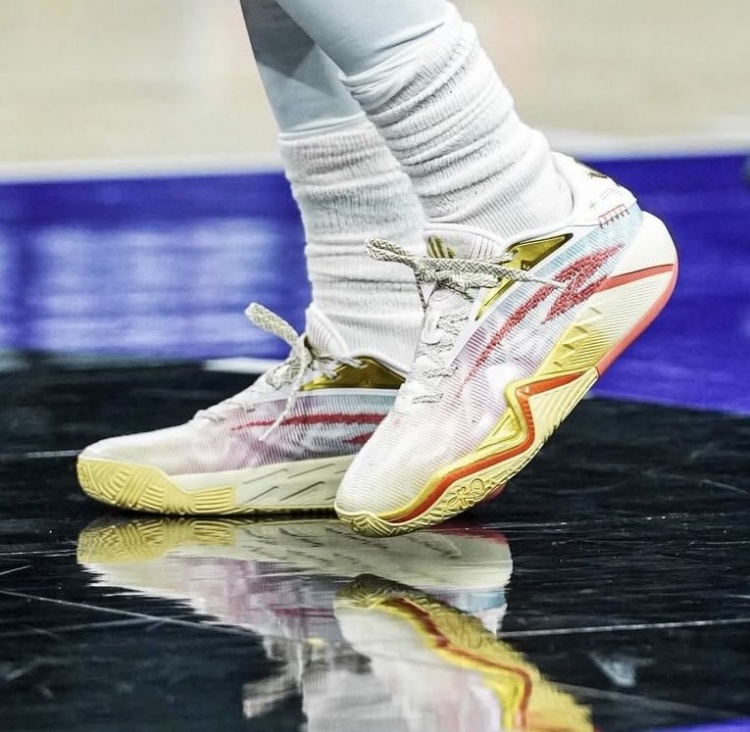 感觉如何？欧文今天训练中上脚即将推出的第三代签名鞋The KAI 3