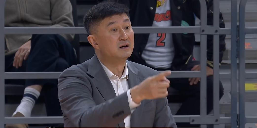 开云官方-菜鸡互啄！鬼才杜锋奇葩怪阵激活胡明轩，末节导演20-7逆转天津