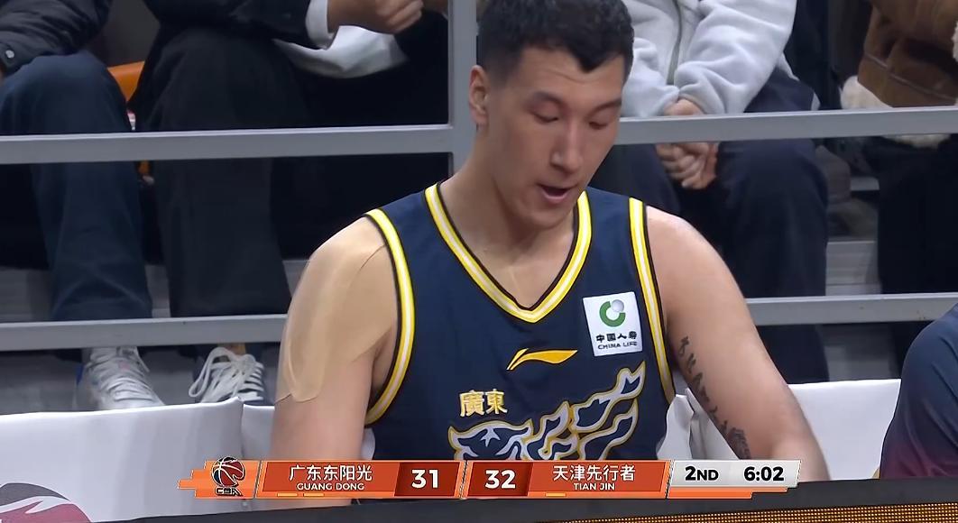 开云官方-菜鸡互啄！鬼才杜锋奇葩怪阵激活胡明轩，末节导演20-7逆转天津